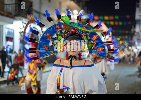 Mexiko, Puerto Vallarta, Jalisco, indigenen Teilnehmer, die an das Festival "Unserer Lieben Frau von Guadalupe' Stockfoto