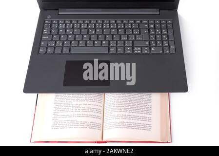 Modernes, schlankes, leichtes Notebook in einem Buch Stockfoto