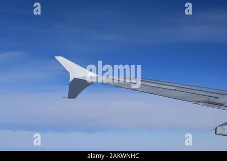 Schöner Blick vom Flugzeugflügel Stockfoto