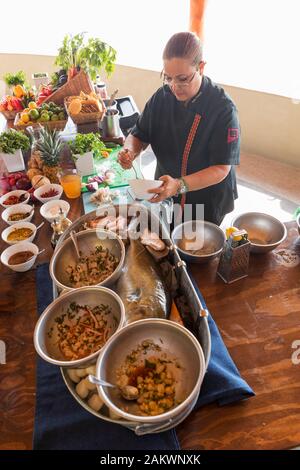 Ç, celebraty Küchenchef Betty Vazquez bereitet Zutaten für Ceviche Stockfoto