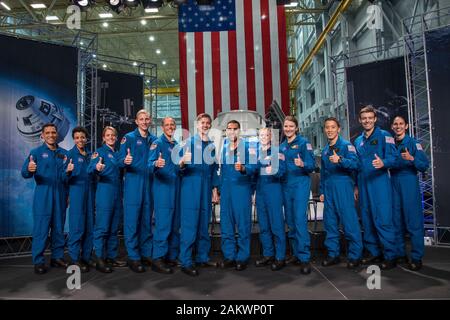 NASA-Astronaut eingeführt 12 neue Kandidaten (von links) Francisco Rubio, Jessica Watkins, Loral O'Hara, Warren Hoburg, Robert Hines, Mathew Dominick, Raja Chari, Zena Cardman, Kayla Barron, Jonathan Kim, Robb Kulin und Jasmin Moghbeli, am Johnson Space Center der NASA in Houston, Texas am 7. Juni 2018. Die NASA ist die Ehrung der ersten Klasse von Astronauten Kandidaten zu Absolvent unter der Artemis-Programm am 10. Januar 2019, bei der Agentur Johnson Space Center in Houston. Stockfoto