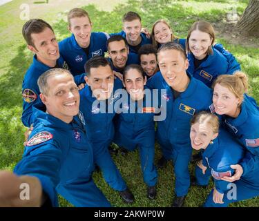 Die Mitglieder der NASA 2017 Astronaut Klasse sind (von links) Josh Kutryk, Bob Hines, Warren Hoburg, Frank Rubio, Raja Chari, Matthew Dominick, Jasmin Moghbeli, Jessica Watkins, Jenny Sidey, Jonny Kim, Kayla Barron, Zena Cardman und Loral O'Hara. Die NASA ist die Ehrung der ersten Klasse von Astronauten Kandidaten zu Absolvent unter der Artemis-Programm am 10. Januar 2019, bei der Agentur Johnson Space Center in Houston. Stockfoto