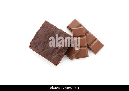 Schokolade Kuchen und Schokolade auf weißem Hintergrund Stockfoto