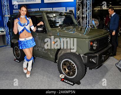 Chiba, Japan. 10 Jan, 2020. Ein Modell posiert für die Fotografen auf dem Tokyo Auto Salon 2020 in Makuhari Messe in Chiba-Prefecture, Japan am Freitag, den 10. Januar 2020. Etwa 438 Automobilhersteller und Auto Teile Entscheidungsträger appellieren, ihre neuesten Produkte auf einen drei-Tage Autos und Rennwagen Ausstellung in dieser Veranstaltung. Foto von keizo Mori/UPI Quelle: UPI/Alamy leben Nachrichten Stockfoto