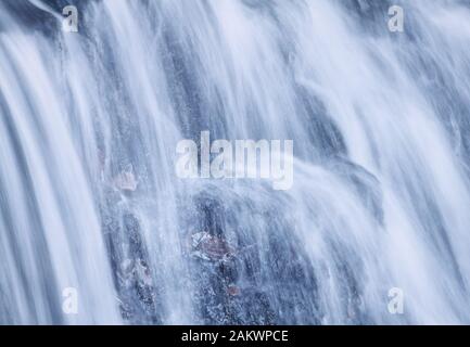 Das Muster des fallenden Wassers in Zeitlupe, das einen blauen Dunst gibt Stockfoto