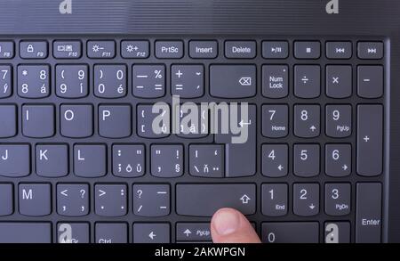 Finger auf einer Tastatur eines modernen, schlanken, leichten Notebooks Stockfoto