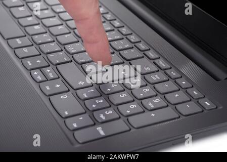Finger auf einer Tastatur eines modernen, schlanken, leichten Notebooks Stockfoto