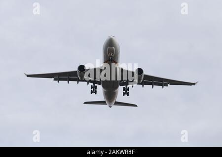 ISTANBUL, Türkei - 21 Dezember, 2019: Hong Kong Airlines Cargo Airbus A 330-243 F (CN 1175) Landung Flughafen Istanbul Atatürk. Stockfoto