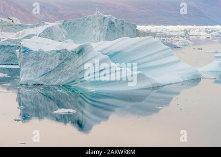 Eisberge auf Rode Island im Scoresby Sound Stockfoto