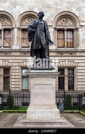 LONDON, Großbritannien - 13. MÄRZ 2019: Statue des Schauspielers Henry Irving in der Charing Cross Road Stockfoto