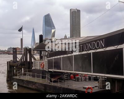 LONDON, Großbritannien - 13. MÄRZ 2019: The Yacht London - Ein restauriertes Boot aus dem Jahr 1920er, das dauerhaft als schwimmendes Restaurant festgemacht ist Stockfoto