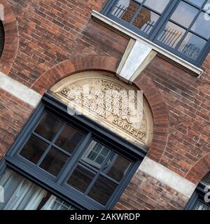 LONDON, Großbritannien - 13. MÄRZ 2019: Schild über dem Eingang zur Mint and Gospel Lighthouse Mission auf der Union Street. Ursprünglich bekannt als Ragged School Stockfoto