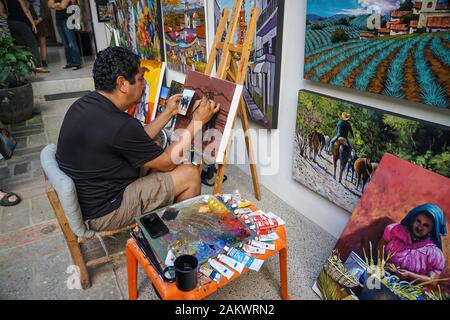 Mexikanischer Künstler und Artisan in der Galleria Dante in Puerto Vallarta, Mexica Stockfoto