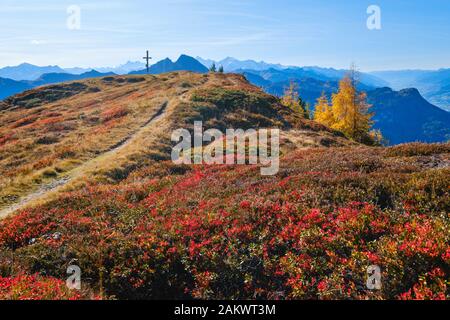 Sonnige idyllische Herbstalpenszene. Ruhiger Alpenblick vom Wanderweg von Dorfgastein zu Paarseen, Land Salzburg, Österreich. Stockfoto