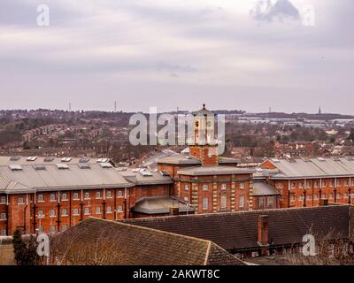 HMP Wakefield Gefängnis mit städtischen Haus erste Unterkunft Zentrum in den Vordergrund. Wakefield, Großbritannien Stockfoto