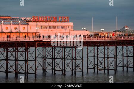 Brighton UK 10. Januar 2020 - Massen am Brighton Palace Pier sammeln ein dramatischer Sonnenuntergang zu beobachten wie nassen und windigen Wetter Prognose über das Land in den nächsten Tagen zurück. Foto: Simon Dack/Alamy leben Nachrichten Stockfoto