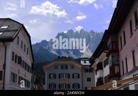 Vom zentralen Platz der Stadt San Candido aus haben Sie einen Blick auf die Baranci-Gruppe Stockfoto