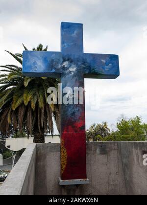 Kruzifix auf dem Camino de Las Siete palabras (Weg der sieben Worte) Cerro San Cristobal, Santiago, Chile. Stockfoto