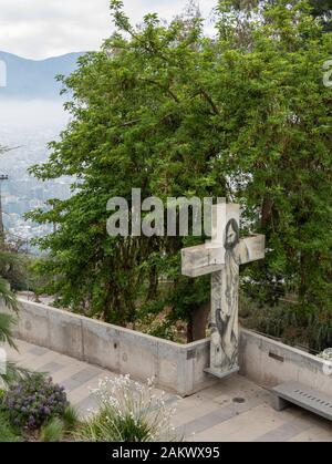 Kruzifix auf dem Camino de Las Siete palabras (Weg der sieben Worte) Cerro San Cristobal, Santiago, Chile. Stockfoto