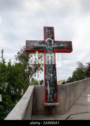 Kruzifix auf dem Camino de Las Siete palabras (Weg der sieben Worte) Cerro San Cristobal, Santiago, Chile. Stockfoto