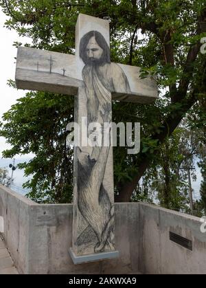 Kruzifix auf dem Camino de Las Siete palabras (Weg der sieben Worte) Cerro San Cristobal, Santiago, Chile. Stockfoto