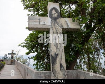 Kruzifix auf dem Camino de Las Siete palabras (Weg der sieben Worte) Cerro San Cristobal, Santiago, Chile. Stockfoto