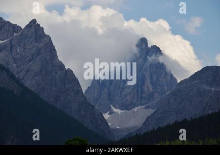 Von der Ortschaft Sexten im Hochpustertal können Sie die exzellente Aussicht auf die Gipfel, die das Fischleintal Surround genießen Stockfoto