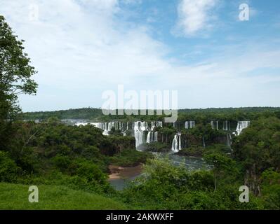 Blick auf die Iguazu Falls (Iguacu Falls) in Argentinien von der brasilianischen Seite der Fälle gesehen. Iguacu Wasserfälle, Brasilien. Stockfoto