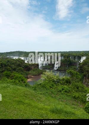 Blick auf die Iguazu Falls (Iguacu Falls) in Argentinien von der brasilianischen Seite der Fälle gesehen. Iguacu Wasserfälle, Brasilien. Stockfoto