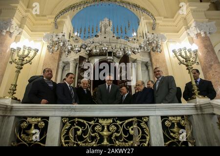 Alexandria, Ägypten. 10 Jan, 2020. Ägyptischen Minister von Antiquitäten und Tourismus, Khaled al-Anany (C), die Wiedereröffnung der renovierten Eliyahu Hanavi Synagoge, die größere von zwei in der Küstenstadt Alexandria. Credit: Samer Abdallah/dpa/Alamy leben Nachrichten Stockfoto