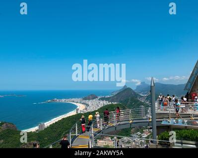 Besucher in der Ansicht von Rio aus Sugarloaf Mountain, Rio de Janeiro, Brasilien. Stockfoto