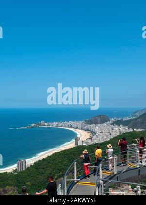 Besucher in der Ansicht von Rio aus Sugarloaf Mountain, Rio de Janeiro, Brasilien. Stockfoto