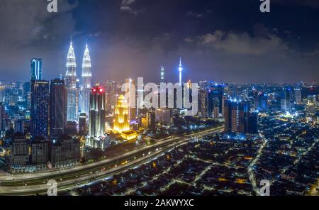 Kuala LUMPUR/Malaysia - 01. JANUAR 2020: Top-View-Antenne des Zentrums Kuala Lumpur City mit Entwicklungsgebäuden, Transport, Energie-Infrastruktur Stockfoto