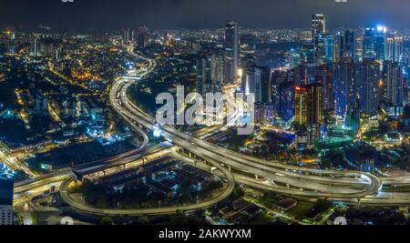 Kuala LUMPUR/Malaysia - 01. JANUAR 2020: Kuala Lumpur Stadtlandschaft in der Nacht mit Straßenbeleuchtung aus der Drohnenperspektive. Logo entfernt Stockfoto