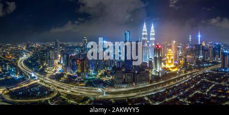 Kuala LUMPUR/Malaysia - 01. JANUAR 2020: Panorama-Luftbild der Nacht zur Skyline des malaysischen Viertels in der Innenstadt von Kuala Lumpur Malaysia. Logo entfernt Stockfoto