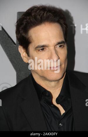 Los Angeles, USA. 09 Jan, 2020. Yul Vazquez in der HBO-Serie Premiere von "der Außenseiter". Gehalten an der DGA-Theater in Los Angeles, CA, 9. Januar 2020. Foto: Richard Chavez/PictureLux Credit: PictureLux/Hollywood Archiv/Alamy leben Nachrichten Stockfoto