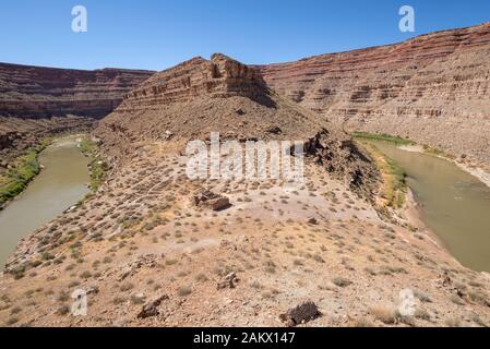 Die Mendenhall Cabin thront auf einem Sattel in der Mendenhall Schleife des San Juan River im Süden von Utah. Stockfoto