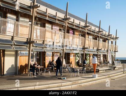 Man saß vor einem Cafe in Seaham Harbour Marina, Co Durham, England, Großbritannien Stockfoto