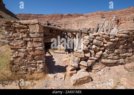 Die Reste des Mendenhall Kabine auf einem Bergrücken oberhalb des San Juan River im Süden von Utah. Stockfoto