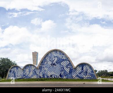 Äußere der Kapelle und Kirche zu Ehren des Heiligen Francisco De Asis vom Architekten Oscar Niemeyer entworfen, um gegen einen blau-weißen Himmel imitiert die Stockfoto