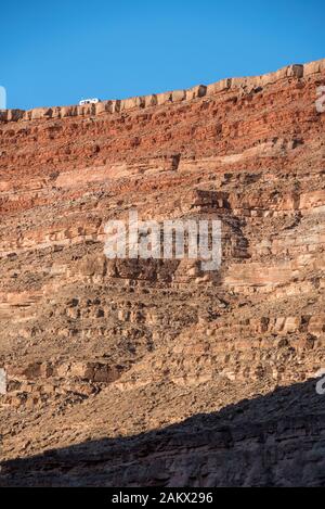 Lager Anhänger an den Rand des San Juan River Canyon an Goosenecks State Park, Utah. Stockfoto