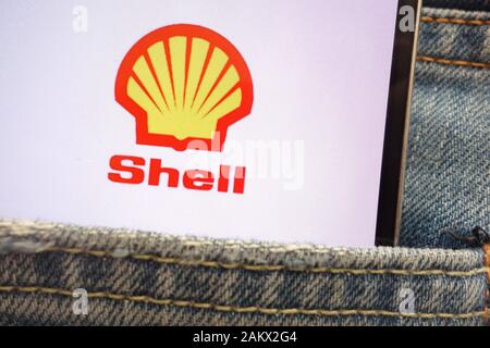 Royal Dutch Shell Logo auf dem Smartphone in Jeans Tasche versteckt Stockfoto