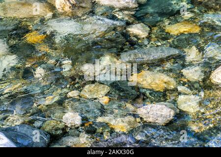 Klares Wasser fließt über Felsen im Denny Creek im Staat Washington. Stockfoto