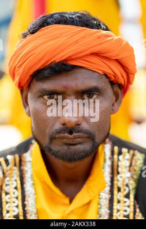 SARNATH, Indien, 22. JANUAR 2019: Portrait eines indischen Künstler Schlagzeuger in den Straßen der Stadt Sarnath. Stockfoto