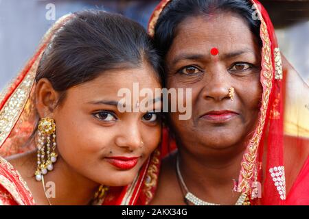 SARNATH, Indien, 21. JANUAR 2019: Porträt einer Mutter und Tochter indischen Zigeuner Tänzer in der Straße von Sarnath. Stockfoto