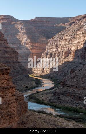 Der San Juan River fließt durch eine tiefe Schlucht im südlichen Utah. Stockfoto