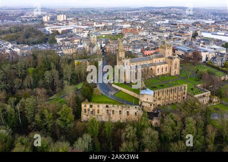 Luftaufnahme von Dunfermlne Kloster und Schloss und Stadt zu Hinten, Dunfermline, Fife, Schottland, Großbritannien Stockfoto