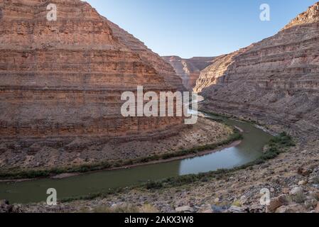 Der San Juan River fließt durch eine tiefe Schlucht im südlichen Utah. Stockfoto