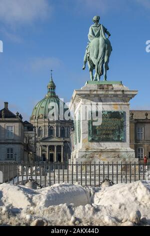 Schnee und Sonne in Kopenhagen Schloss Amalienborg Platz mit König Frederik V Statue und Fredericks Kirche unter blauen Himmel. Stockfoto