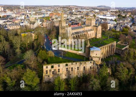 Luftaufnahme von Dunfermlne Abtei und Palace, Dunfermline, Fife, Schottland, Großbritannien Stockfoto